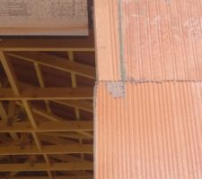 Petit raccord &eacute;trange + brique pas droite en pourtour de baie vitr&eacute;e. Normal ou pas narmol ?