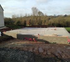 La dalle a été coulée lors de nos vacances... Maintenant il faut attendre qu?elle sèche avant l?élévation des murs...
