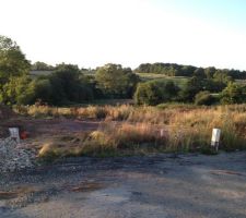 Plusieurs &eacute;tapes avant l?achat du terrain : 
- Simulation de pr&ecirc;t avec plusieurs banques... On en retient 2 le cr&eacute;dit Agricole et le cr&eacute;dit mutuel.
- Le choix du terrain (vraiment pas facile) 
- En m&ecirc;me temps que le terrain, recherche de notre futur constructeur (pas facile non plus)
On finit apr&egrave;s plusieurs Rdv avec diff&eacute;rents constructeurs de choisir MTB gr&acirc;ce au commercial Patrick Martel qui nous inspire confiance et qui comprend tr&egrave;s bien notre projet contrairement &agrave; d?autres constructeurs...
Puis dans la foul&eacute;e on trouve un terrain plut&ocirc;t sympa...et encore accessible!!!
- Achat du terrain avec viabilise le 08 Novembre 2017