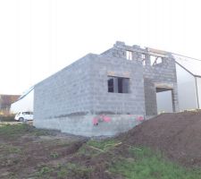 Toujours aussi rapide la pose des parpaings et rien a dire sur la maçonnerie... chantier propre