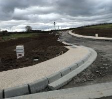 Fin des trottoirs, reste à goudronner