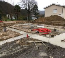 Coulage des fondations sous la pluie...