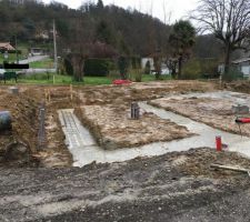 Coulage des fondations sous la pluie...