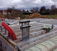 Mise en place des poutrelles et hourdis en polystyrène pour la maison, en bois compressé pour le garage