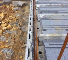 Absence d'arase étanche au niveau du dernier rang de parpaings et des planelles ! Pour notre construction l'arase étanche sera placée sur la dalle !