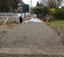Empierrement pour l'accès chantier. A priori nous ne le garderons pas mais je ne sais pas comment nous allons l'enlever...