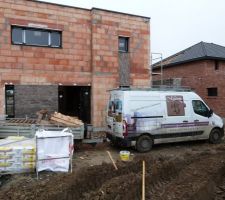 La camionnette de Maisons Idée All sur le chantier et les sacs d'enduit au stockage