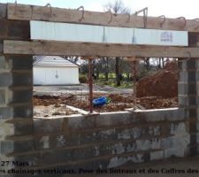 Mardi 27 Mars - Poursuite de l'élévation des murs. Pieds des chaînages verticaux purgés du mortier, puis béton coulé dans les chaînage. Pose des linteaux et des coffres de volet roulant (caisson Titan pour volet Bubendorff).

Vue salon - Fenêtre coulissante (l.3m ; h.1m15 ; allège 1m).