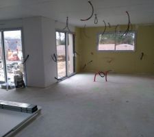 30-01-2018 vue d'ensemble de la pi&egrave;ce de vie, on aper&ccedil;oit le rangement de chantier.