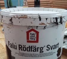 Noir de falun, peinture suédoise, en VO, 

Application de Noir de Falun sur les bardage de la maison