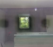 Vantaux installés avec vide d air de 5 cm de chaque coté
commande de vantaux de 80cm de largeur alors que sur les plans ils sont de 90cm
pourtant le placco a commencé ) être installé sur les murs autour malgré que la maison ne soit pas à ce moment hors d eau hors d air
durée de ce litige : +40 jours