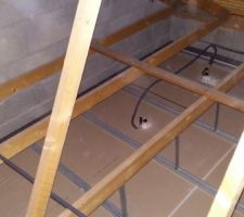 Pas d isolation au faux plafond
depuis 45 cm d isolation ont été posés - 4 mois après la remise des clés