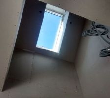 Vue du bas du Velux de la cage d'escaliers.
Les trous de part et d'autre sont prévus pour mettre des suspensions.