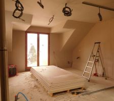 Jacobine de la chambre parentale plaquée. L'artisan m'a demandé ce qu'il fallait faire car si il plaquait en rampant, les portes-fenêtres auraient tapé le doublage et fini par l'abimer. Nous avons donc convenu de cette configuration-là. Mais en fin de compte, ça fait bizarre. On ne perçoit plus du tout la forme de la jacobine.