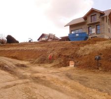 Coffrets posé par CONSTRUCTEL, prestataire d'ENEDIS. Ils sont implantés conformément à l'étude préalable ayant servi à générer le devis pour le raccordement que j'ai validé... à 5m environ des fourreaux en attente vers la maison. En fait c'est mon terrassier qui s'est planté. CONSTRUCTEL ne pouvait de toute façon pas placer les coffrets à côté des fourreaux car nous sommes déjà à la limite de la longueur maximale admise (32 ou 35m, je ne sais plus) depuis le point de branchement.