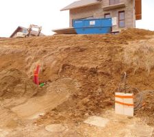 Coffrets posé par CONSTRUCTEL, prestataire d'ENEDIS. Ils sont implantés conformément à l'étude préalable ayant servi à générer le devis pour le raccordement que j'ai validé... à 5m environ des fourreaux en attente vers la maison. En fait c'est mon terrassier qui s'est planté. CONSTRUCTEL ne pouvait de toute façon pas placer les coffrets à côté des fourreaux car nous sommes déjà à la limite de la longueur maximale admise (32 ou 35m, je ne sais plus) depuis le point de branchement.