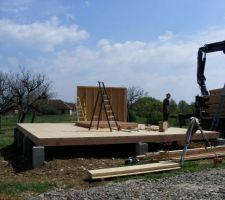 Platelage supérieur en OSB 22. Début du montage des murs RDC