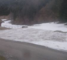 La neige s'éternise, elle a bien fondu la semaine dernière, mais j'accélère la fonte en épandant des cendres de mon poêle, comme le faisaient les agriculteurs en montagne à l'époque des hivers neigeux et du chauffage à la cuisinière à bois (baisse de l'albédo, fonte rapide).