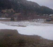 La neige s'éternise, elle a bien fondu la semaine dernière, mais j'accélère la fonte en épandant des cendres de mon poêle, comme le faisaient les agriculteurs en montagne à l'époque des hivers neigeux et du chauffage à la cuisinière à bois (baisse de l'albédo, fonte rapide).