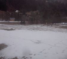 La neige s'éternise, elle a bien fondu la semaine dernière, mais j'accélère la fonte en épandant des cendres de mon poêle, comme le faisaient les agriculteurs en montagne à l'époque des hivers neigeux et du chauffage à la cuisinière à bois (baisse de l'albédo, fonte rapide).