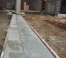 Glacis béton, finition maçonnerie préparant les poses de menuiseries alu