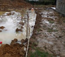 Parcelle 13 : Chez nous.    Parcelle 14 : Chez le voisins.     
La corde est tendue entre nos deux parcelles, reliée aux deux bornes placées par les géomètres.
Nous nous demandons si les fondations du voisin, mais également son futur mur à en juger par la position des fers d'attente des chaînages verticaux, ne seront pas un peu sur notre parcelle.