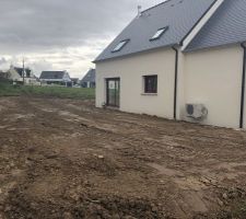 Enlèvement de la terre. On voit notre jardin.