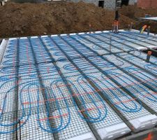 Installation du plancher chauffant dans la dalle de compression