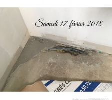 Photo de la dalle cassée et du tuyau de chauffage au sol perforé
