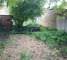 Emplacement de la futur construction : le muret