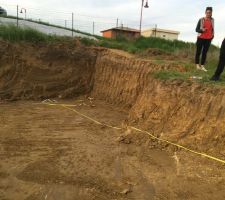 Soir de l'ouverture de chantier ... trou de plus de 2m (coté nord). le conducteur de travaux nous annonce une maison semi enterrée car nous avons que 2 blocs de vide sanitaire prévus. LOL . 
Après une longue négociation Maison coté soleil prendra en compte la surélévation de vide sanitaire.
Mr N (directeur technique national de Groupe Avenir) nous promet aussi un rajout et tassement de terre pour avoir un terrain plat comme initialement prévue et ou nous pourrons faire une terrasse sans trop avoir de frais supplémentaire (pieux).
Il s'engage également a faire tout les murs de soutènement qu'il faudra pour retenir les terres;
Tous ça au frais de Maison Coté Soleil