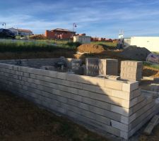 Le vide sanitaire monte. Apres plus d'un moi d?arr&ecirc;t de travaux.