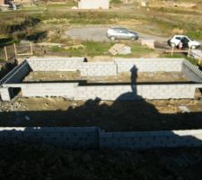 Vide sanitaire terminé, pose des hourdies dès lundi

Avec en prime photo prise de notre magnifique terril de terre végétal, admirez la silhouette de mon conjoint lol
