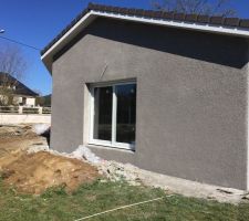 Voilà nos façades terminées !!! Un super boulot , certaines faces de la maisonnée ne sont pas sèches d?ou la différence de couleur sur le gris !!!