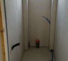 Les toilettes avec les coffrages des ventilations de fosse