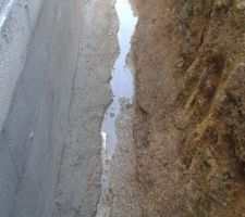 Source derrière la maison... même plusieurs jours après la pluie, ça continue à couler.