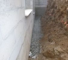 Réalisation d'une cunette en pente pour guider les eaux....