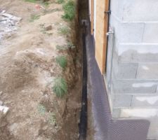 Pose du drain, batifibre, qui sont des élèments de drainage avec cunette intégrée et fibre de filtration anticolmatage.