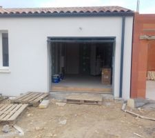 Vue du garage o&ugrave; une dalle a &eacute;t&eacute; ajout&eacute;e pour les normes PMR
mais l'acc&egrave;s du garage a maintenant une "marche" dans l'entr&eacute;e?????
 et donc la hauteur du passage pour une voiture "haute" est obstru&eacute;e????
Devons nous &ecirc;tre inquiets?