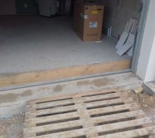 Vue du garage o&ugrave; une dalle a &eacute;t&eacute; ajout&eacute;e pour les normes PMR
mais l'acc&egrave;s du garage a maintenant une "marche" dans l'entr&eacute;e?????
 et donc la hauteur du passage pour une voiture "haute" est obstru&eacute;e????
Devons nous &ecirc;tre inquiets?