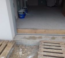 Vue du garage o&ugrave; une dalle a &eacute;t&eacute; ajout&eacute;e pour les normes PMR
mais l'acc&egrave;s du garage a maintenant une "marche" dans l'entr&eacute;e?????
 et donc la hauteur du passage pour une voiture "haute" est obstru&eacute;e????
Devons nous &ecirc;tre inquiets?