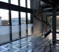 Isolation de sol. Patine de l'escalier et pose des luminaires sur le vide sur séjour. Une semaine bien remplie!