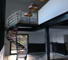 Isolation de sol. Patine de l'escalier et pose des luminaires sur le vide sur séjour. Une semaine bien remplie!