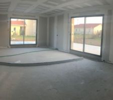 La pièce de vie vue du couloir d'entrée