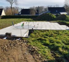 Apr&egrave;s avoir mont&eacute; le vide sanitaire (et d&eacute;couvert par ailleurs que la maison &eacute;tait trop basse et qu'il faut installer une pompe de relevage.... grrr) c'est le moment de couler la dalle ! et repartir pour un long mois de s&eacute;chage :-(