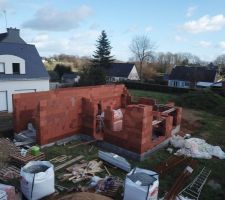 Fin janvier le rez-de-chaussé est terminé.
Suivez notre chantiers et d'autres du même constructeur sur facebook : https://www.facebook.com/groups/142324706280194/