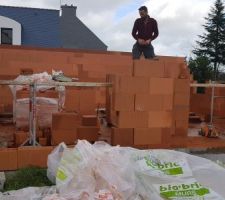 Les murs se montent tranquillement entre 2 averses :-/

Suivez notre chantier et d'autres du même constructeur sur facebook : https://www.facebook.com/groups/142324706280194/