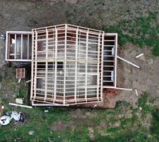 Mi-février les maçons laisses la place au charpentier ! ça prend forme :-) :-)

A suivre également sur le groupe facebook : https://www.facebook.com/groups/142324706280194/