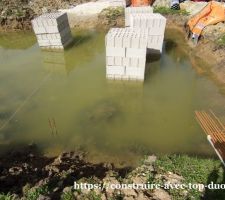 Fondation est parpaing noyés dans 40 cm d'eau