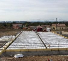 Plancher isol&eacute; pr&ecirc;t &agrave; couler dalle coffr&eacute;e avec la terrasse un rang au dessous